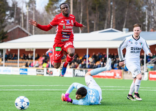 Piteås Moses Duckrell försöker gå runt