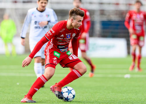 Piteås Alex Naylor med bollen