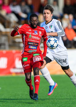 Piteås Samuel Naiwo med bollen