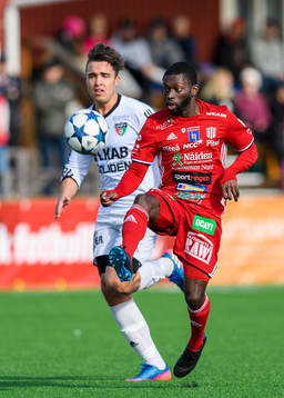 Piteås Samuel Naiwo med bollen