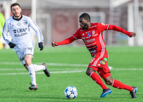 Piteås Samuel Naiwo med bollen