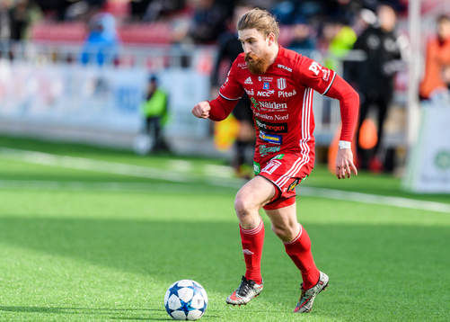 Piteås Joachim Olofsson med bollen