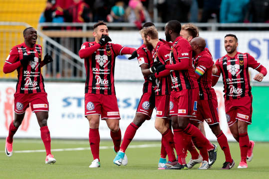 Östersunds Curtis Edwards jublar med lagkamrater