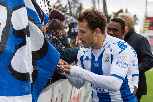 IFK Göteborgs Tobias Hysen skriver en autograf