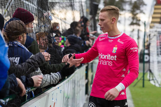 IFK Göteborgs målvakt Pontus Dahlberg tackar fansen