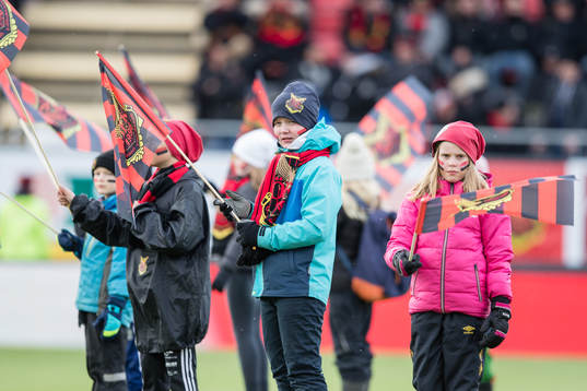 unga östersunds supportrar innan fotbollsmatchen i