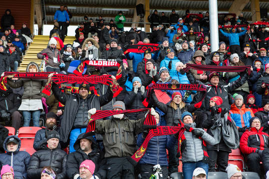 publiken håller upp öfk-halsdukar innan fotbollsmatchen i