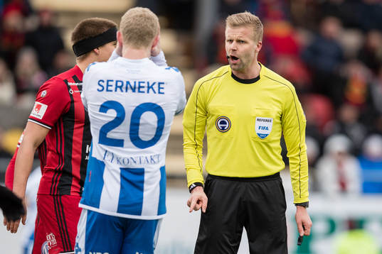 Domare Stefan Johannesson pratar med IFK Göteborgs Henrik