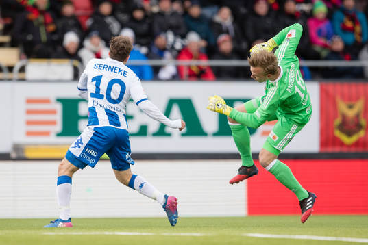 IFK Göteborgs Tobias Hysen och Östersunds målvakt