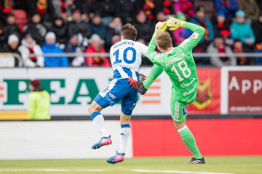 IFK Göteborgs Tobias Hysen och Östersunds målvakt