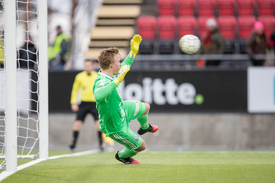 Östersunds målvakt Andreas Andersson släpper in 1-1