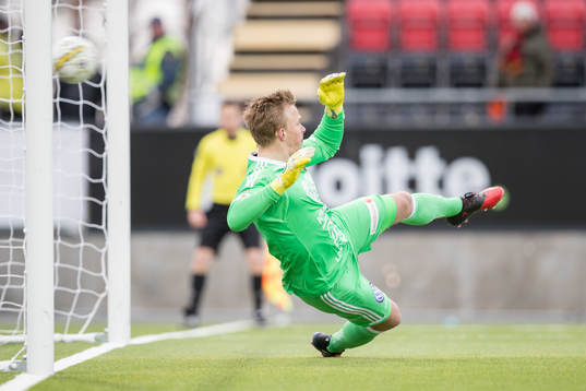 Östersunds målvakt Andreas Andersson släpper in 1-1