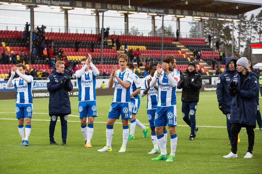 IFK Göteborgs spelare tackar supportrarna