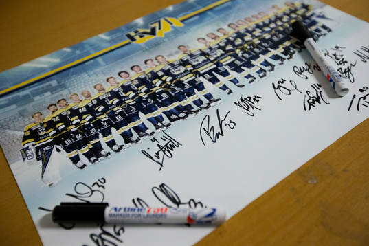 s spelare har skrivit autografer på en lagbild