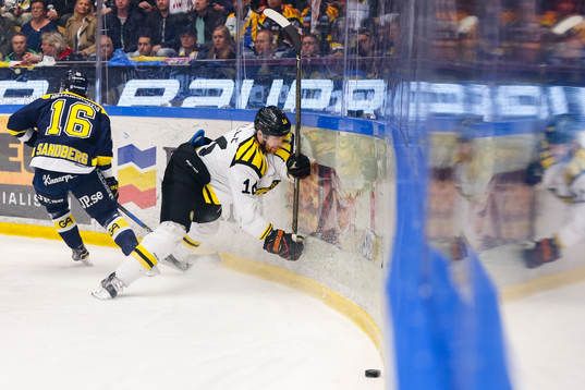 s Filip Sandberg tacklar Brynäs Daniel Paille