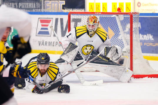 Brynäs målvakt Felix Sandström och Marc Zanetti