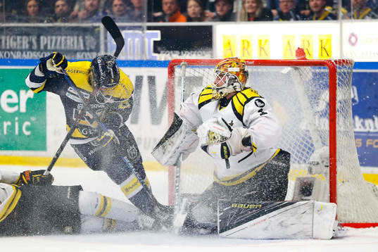 s Mattias Tedenby kolliderar med  Brynäs målvakt Felix
