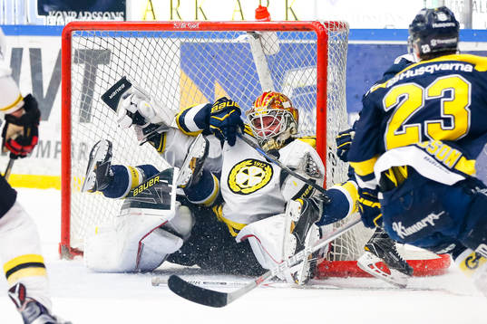 s Mattias Tedenby kolliderar med  Brynäs målvakt Felix
