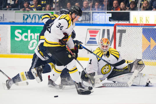 Brynäs Linus Ölund och målvakt Felix Sandström
