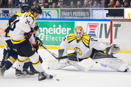 Brynäs Linus Ölund och Brynäs målvakt Felix Sandström
