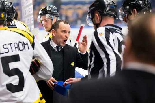 Brynäs tränare Thomas Berglund skäller på domaren