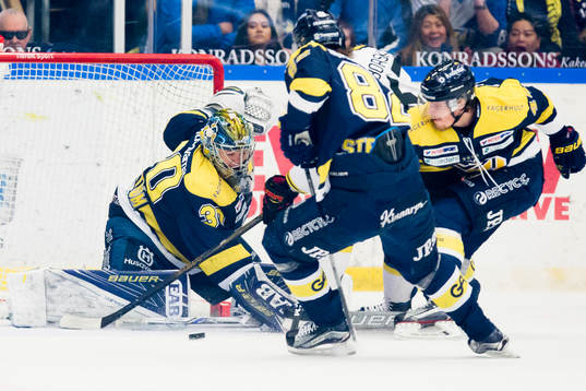 s målvakt Linus Söderström räddar
