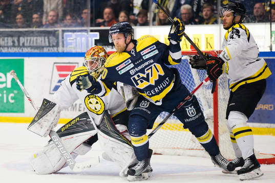 Brynäs målvakt Felix Sandström och Elias Fälth (h)