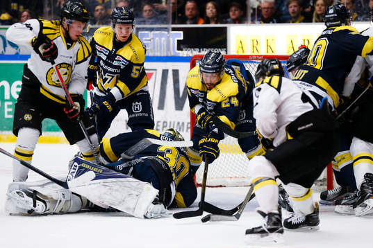 s Andreas Borgman , målvakt Linus Söderström och Erik