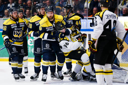 s Christoffer Persson i en kamp mot Brynäs Oskar Lindblom