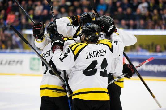 Brynäs spelare jublar