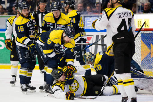 s Christoffer Persson välter ner Brynäs Oskar Lindblom