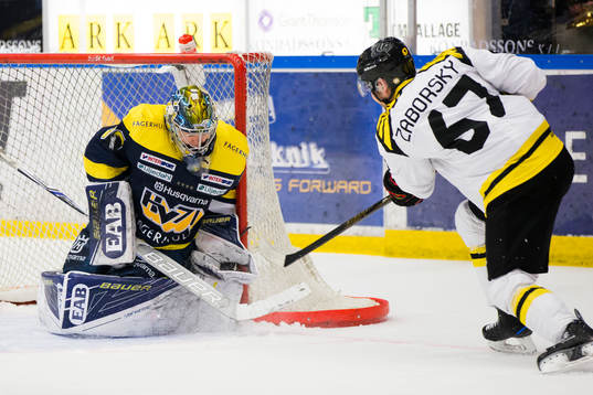 s målvakt Linus Söderström stoppar skott från Brynäs