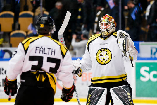 Brynäs målvakt Felix Sandström jublar