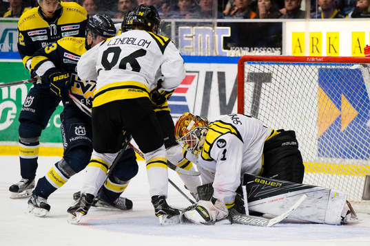 Brynäs målvakt Felix Sandström blockerar pucken