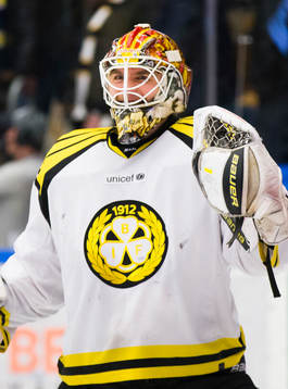 Brynäs målvakt Felix Sandström jublar