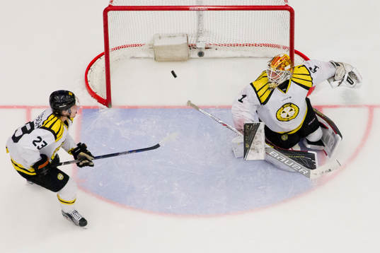 Brynäs Lucas Carlsson och målvakt Felix Sandström