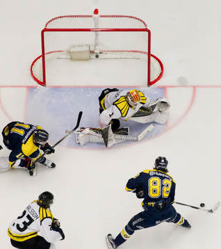 s Kevin Stenlund oroar framför Brynäs målvakt Felix