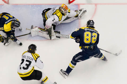 s Kevin Stenlund oroar framför Brynäs målvakt Felix