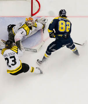 s Kevin Stenlund oroar framför Brynäs målvakt Felix