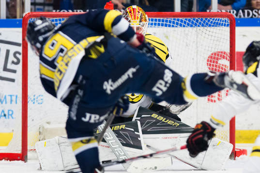 s Erik Andersson skjuter mot Brynäs målvakt Felix