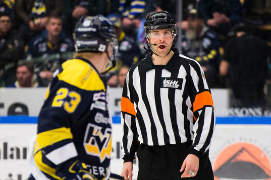 s Lias Andersson missnöjd med domaren Mikael Sjöqvist