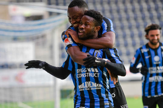 Sirius Kingsley Kofi Sarfo jublar med Moses Ogbu