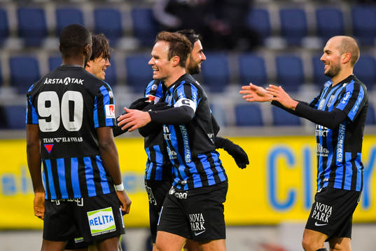 Sirius Ian Sirelius  jublar med Moses Ogbu l,  Niklas Busch