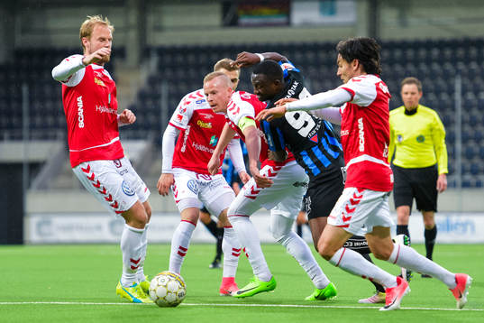 Sirius Moses Ogbu i kamp mot Kalmars Tobias Eriksson och