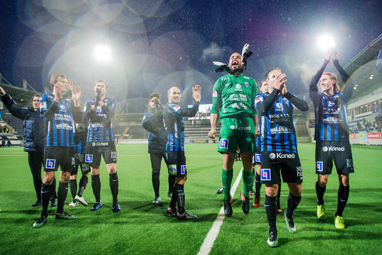 Sirius spelare med målvakt Joshua Wicks  i mitten jublar