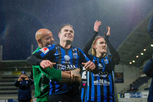 Sirius Niklas Busch Thor jublar med målvakt Joshua Wicks