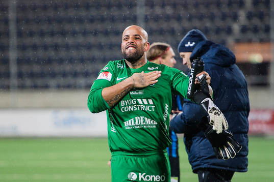Sirius målvakt Joshua Wicks  jublar