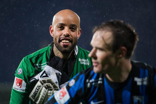 Sirius målvakt Joshua Wicks  jublar