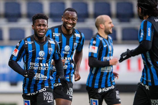 Sirius Kingsley Kofi Sarfo gör 1-0 och jublar med Moses