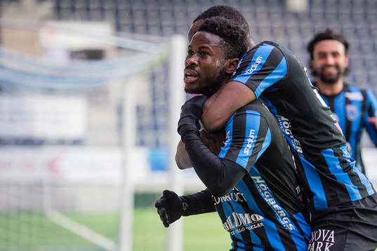 Sirius Kingsley Kofi Sarfo gör 1-0 och jublar med Moses